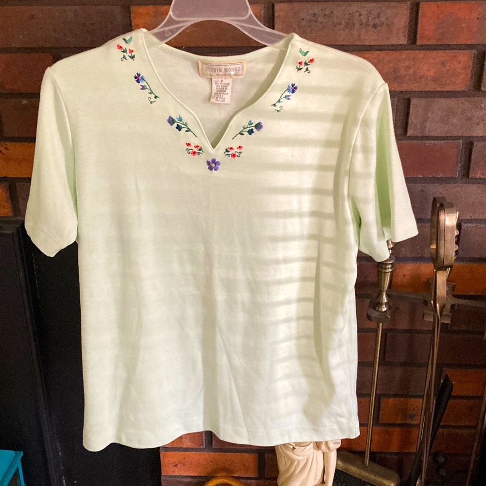 Small women’s shirt, light green with flowers